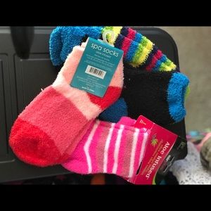 Four NWT pairs aloe infused socks